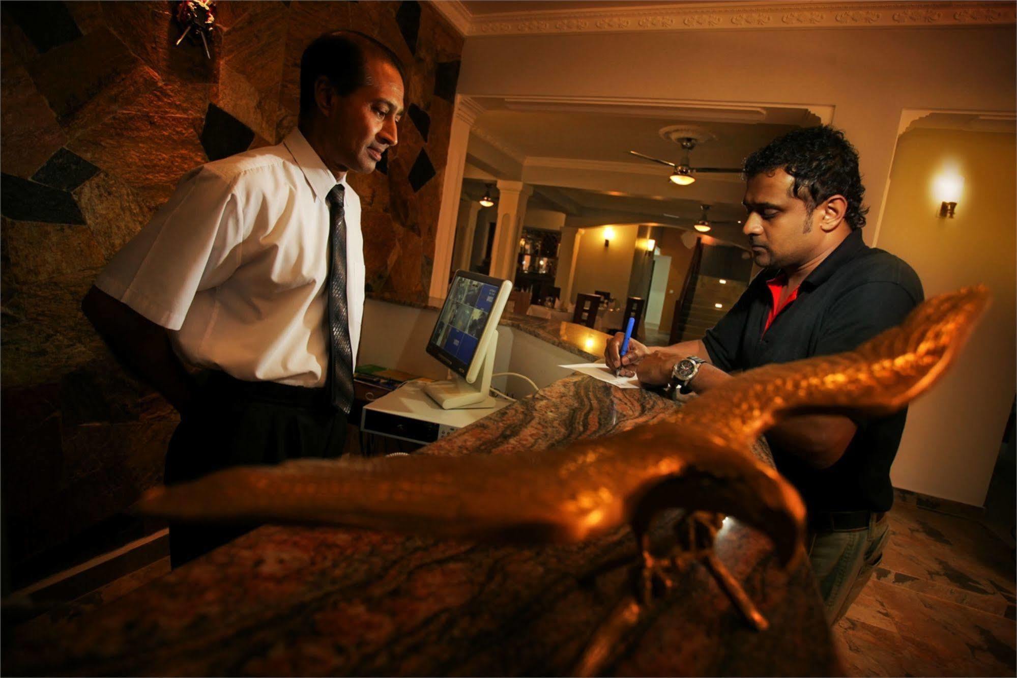 Hotel Travellers Nest Kandy Ngoại thất bức ảnh